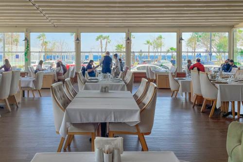 Kristal Beach Hotel - image 2