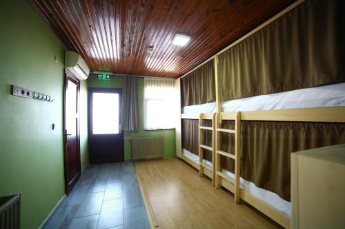 yolohostel - image 9