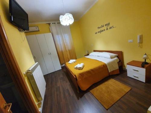 1 queen bed, 2 twin beds