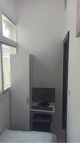 Cozy Rooms and Small Partitions for Men guests in Dubai, Dubai (photo 6)