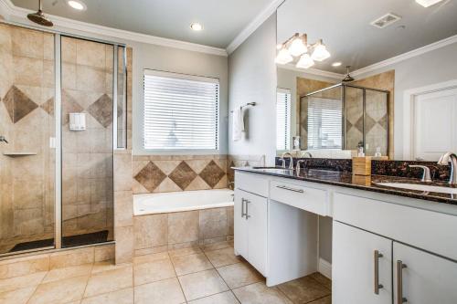 2 Unit Grand Oak Lawn house Perfect for Groups - image 4