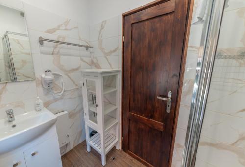 One-Bedroom Apartment image 2