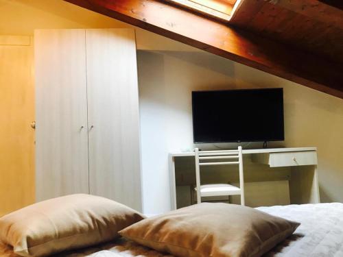1 king bed, 1 twin bed