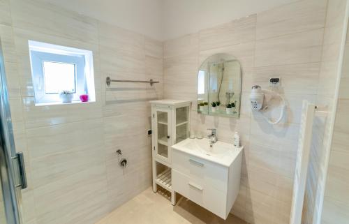 One-Bedroom Apartment image 6