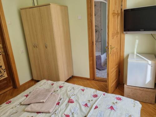 Apartment with Shower image 10