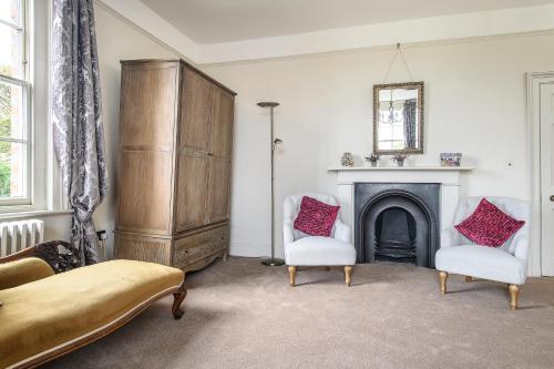 Sissinghurst Castle Farmhouse - image 2