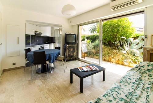 NICE FLAT WITH GARDENS 10 MNS CROISETT