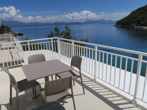 Old Fisherman's House w 3BD, balcony and terrace by the sea