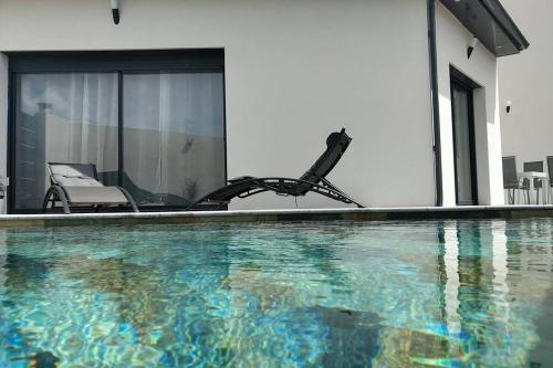 Une villa contemporaine neuve avec piscine bali gîte à louer Lançon-Provence