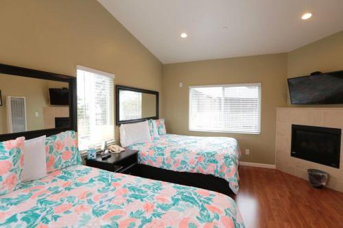 Sea Breeze Inn - Pacific Grove Room Type - Deluxe Queen Room