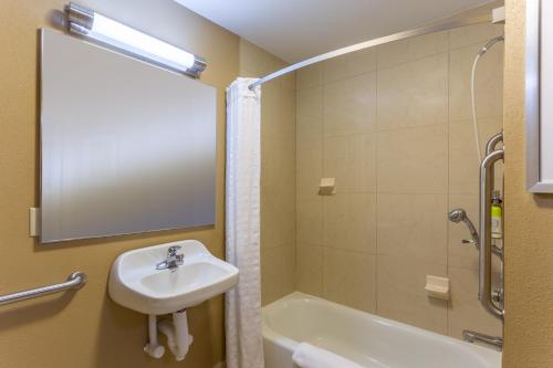 One-Bedroom Queen Room - Mobility Access Tub/Non-Smoking