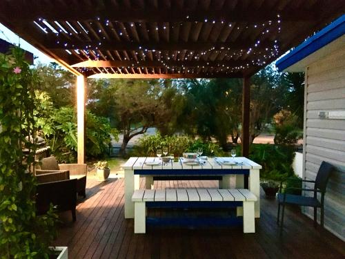 SHELLHARBOUR BEACH COTTAGE ---- Walk out back gate to beach flags in summer