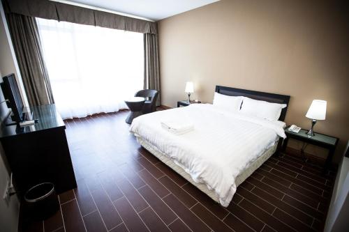 Deluxe King Room image 8