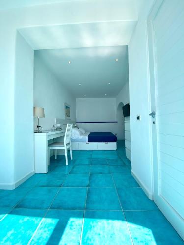 Junior Suite with Terrace and Sea View image 6