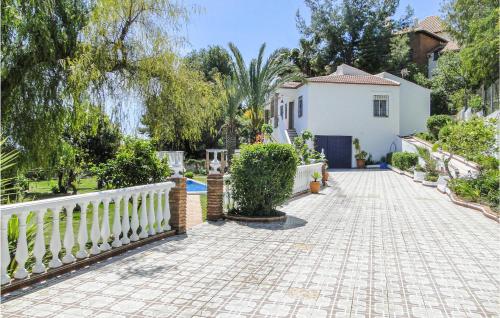 Beautiful home in Nerja w/ Outdoor swimming pool Outdoor swimming pool and 4 Bedrooms - image 6