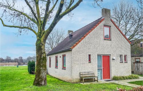  Nice Home In Ewijk With 3 Bedrooms And Wifi, Pension in Ewijk