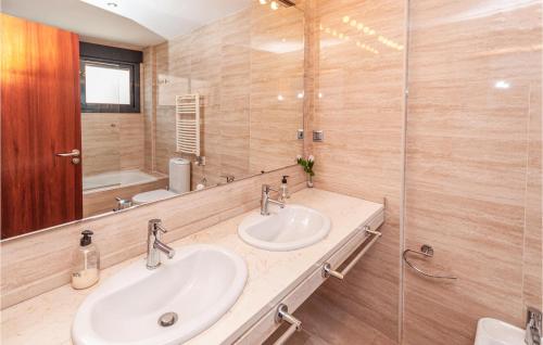 Beautiful home in Granada with Outdoor swimming pool, WiFi and 5 Bedrooms