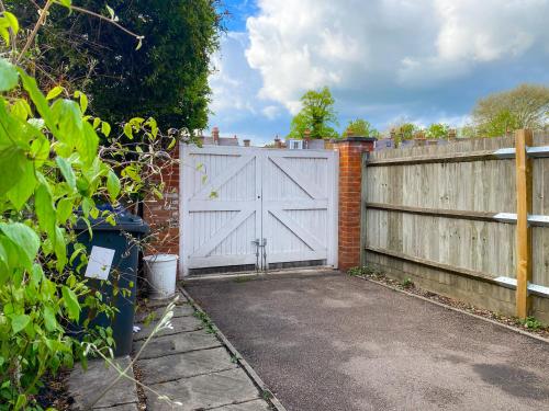 Beautiful house in the heart of Canterbury with Free Parking - image 2