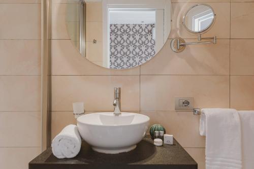 Double Room with Balcony image 9