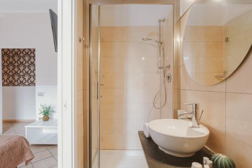 Double Room with Balcony image 4