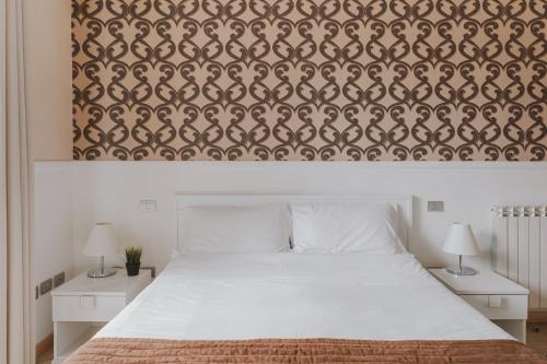 Double Room with Balcony image 3