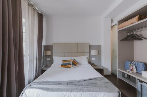 Double Room with Balcony image 2