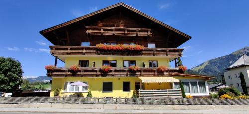 One-Bedroom Apartment with children's room and Balcony