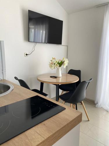 One-Bedroom Apartment image 8