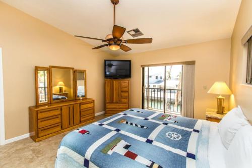 Coconut Corner 2bed/2bath canal front home - image 5