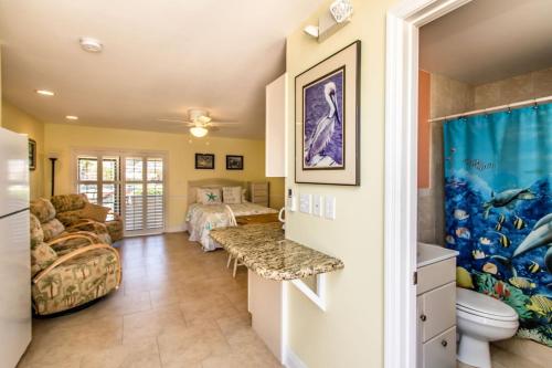 Salty Dog efficiency size condo with shared pool & dockage - image 3