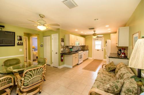 Salty Dog 2bed/1.5bath condo with shared pool & dockage - image 4