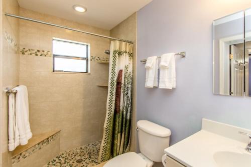 Salty Dog 2bed/1.5bath condo with shared pool & dockage - image 8
