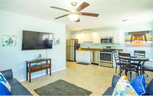Salt Life 1&2 - 2bed/2bath updated full duplex with dockage - image 4