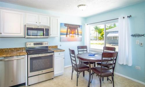 Salt Life 1&2 - 2bed/2bath updated full duplex with dockage - image 5