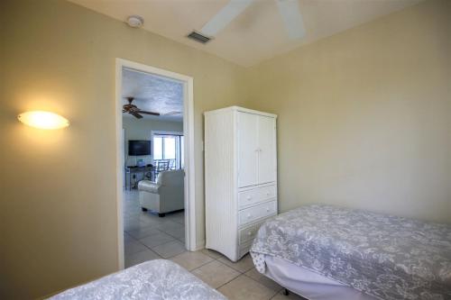 Tropical Sunset 4bed/3bath with private pool hot tub & dockage - image 8