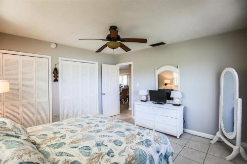 Tropical Sunset 4bed/3bath with private pool hot tub & dockage - image 9