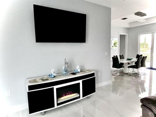 Blue Paradise 5bed/5bath brand new construction with private pool - image 2