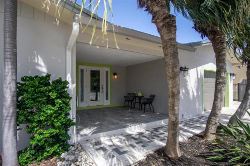Chardonnay Day 4bed 3bath with dockage private pool and Cabana Club access - main image