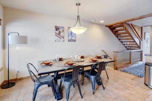 Luxury Villa #F7 Near Resort With Private Hot Tub - FREE Activities & Equipment Rentals Daily - image 4