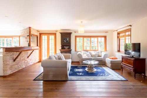 2 bedrooms, 7 beds