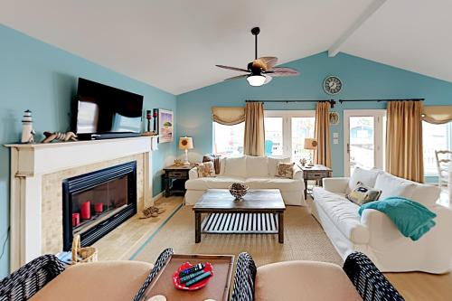 Luxe Canal-Front Escape - Kayaks & Tiki Bar home - image 2