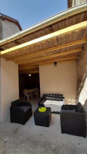 Petite maison de village située entre lacs, cascades et montagnes - Ruffieu