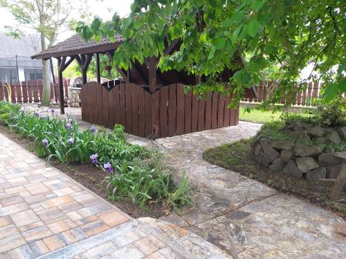 สวน, Tavasz Nyaralo in โปรอสซโล่