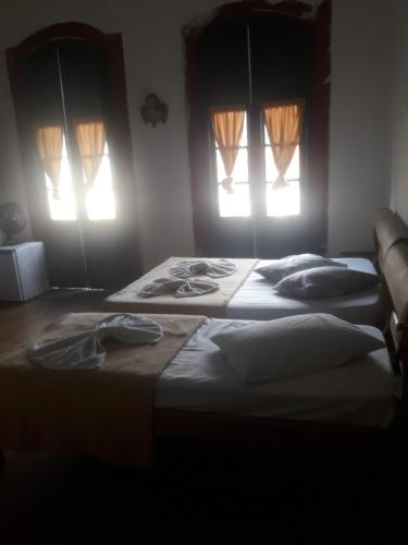 1 double bed, 2 twin beds