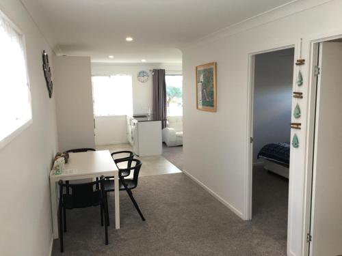 2BD Family or Couple Guesthouse Upstairs near Turf club, HOTA in Bundall