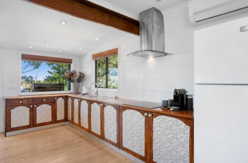ห้องครัว, Stylish 2-Bed Home, Stunning View, Fire Pit, Festoon Lights, BBQ and walk to Pub in ฟอสเตอร์