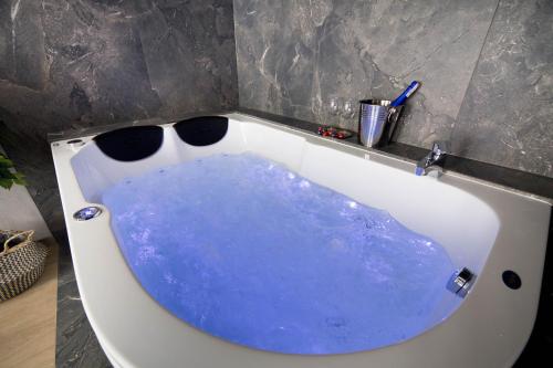 Jacuzzi Apartment Main Square 5