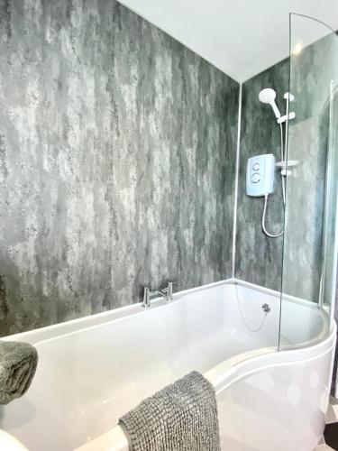Luxurious 2 Bedroom Central Apartment - Free Parking, Free WiFi