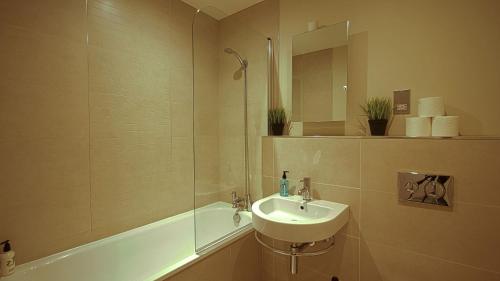 Deluxe 1 and 2 bedrooms apartments - King Bed - image 5