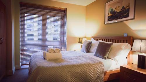 Deluxe 1 and 2 bedrooms apartments - King Bed - main image